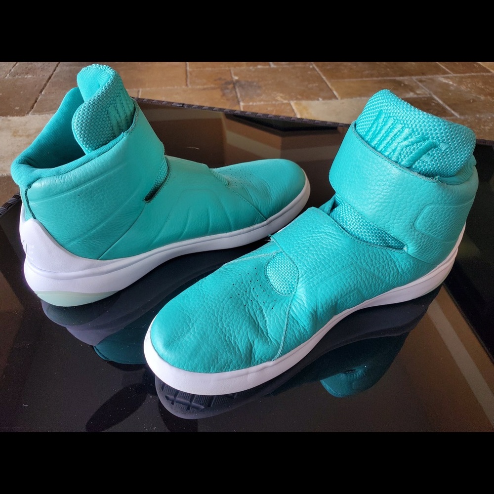 NWOT - Blue leather Nike Marxman